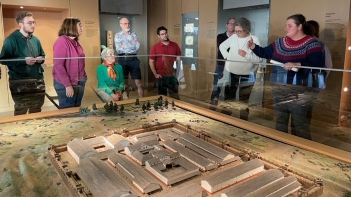 Archäologin Barbara Limmer führt eine Besuchergruppe durch die Ausstellung.