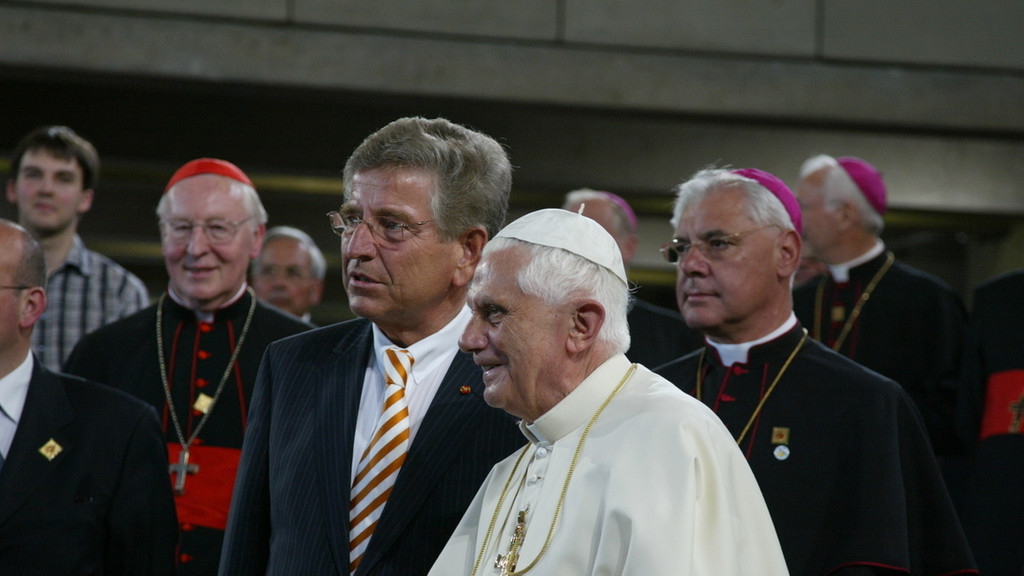 Bischof Gerhard-Ludwig Müller (rechts) 2006 in Regensburg mit Papst Benedikt XVI. (Mitte) und dem Wissenschaftsminister Thomas Goppel (CSU)