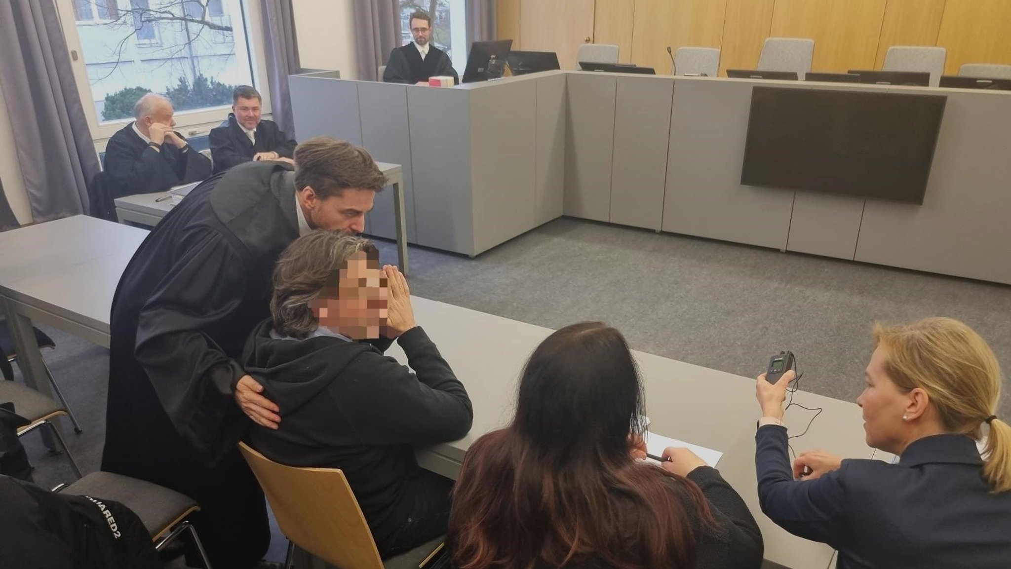 Der Angeklagte mit seinem Anwalt zum Prozessauftakt am Landgericht Weiden in der Oberpfalz.