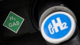 Wasserstoff wird in ein Auto getankt | Bild:dpa-Bildfunk/Sebastian Gollnow