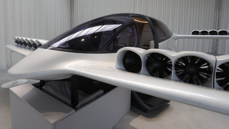 Ein vorläufiges Modell eines Lilium-Jets steht beim Luftfahrzeuge-Hersteller Lilium in einer Halle. | Bild: dpa-Bildfunk/Karl-Josef Hildenbrand Ein vorläufiges Modell eines Lilium-Jets steht beim Luftfahrzeuge-Hersteller Lilium in einer Halle.