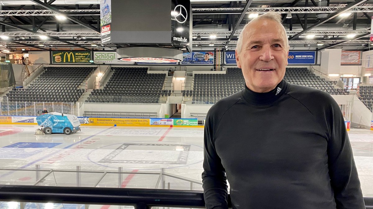 Eishockey-Ikone Alois Schloder im neuen Eisstadion in Landshut