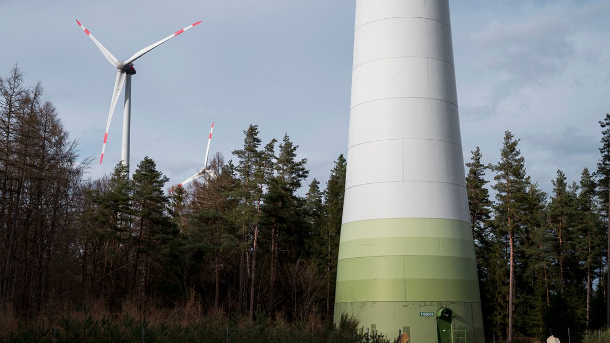 Eine Windkraftanlage im Wald (Symbolbild)
