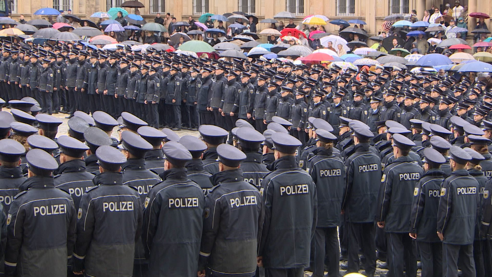 Auf dem Domplatz in Bamberg haben 538 Anwärter der Bundespolizei ihren Eid abgelegt. | Bild: BR Auf dem Domplatz in Bamberg haben 538 Anwärter der Bundespolizei ihren Eid abgelegt.