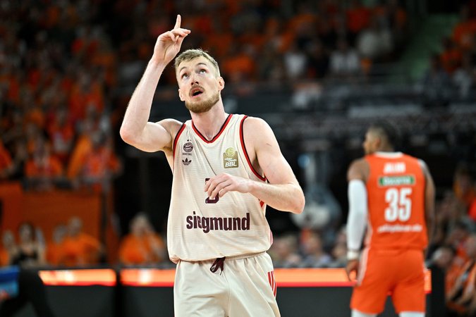 24.06.2025, Bayern, Neu-Ulm: Basketball: Bundesliga, ratiopharm Ulm - FC Bayern München, Meisterschaftsrunde, Finale, 4. Spieltag, ratiopharm arena. Münchens Niels Giffey jubelt nach einem Punkt. Foto: Jan-Philipp Strobel/dpa +++ dpa-Bildfunk +++