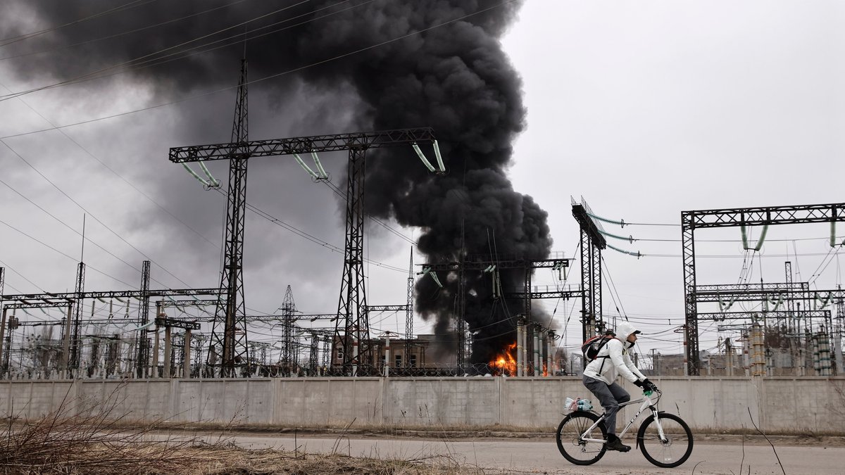 Charkiw: Ein Mann radelt nach einem russischen Angriff an einem Elektrizitätswerk vorbei. 