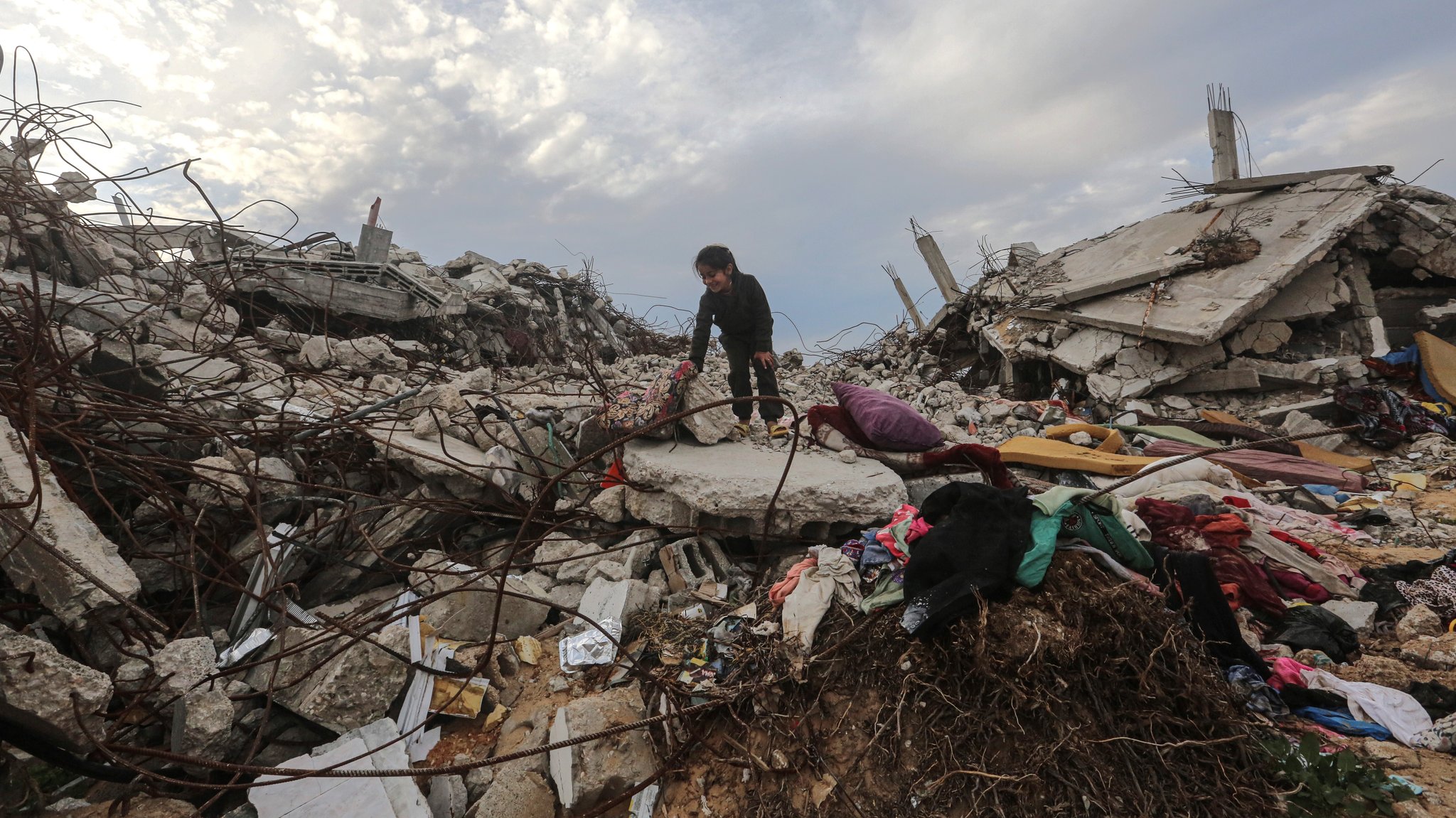 Ein Mädchen in den Ruinen des Gazastreifens