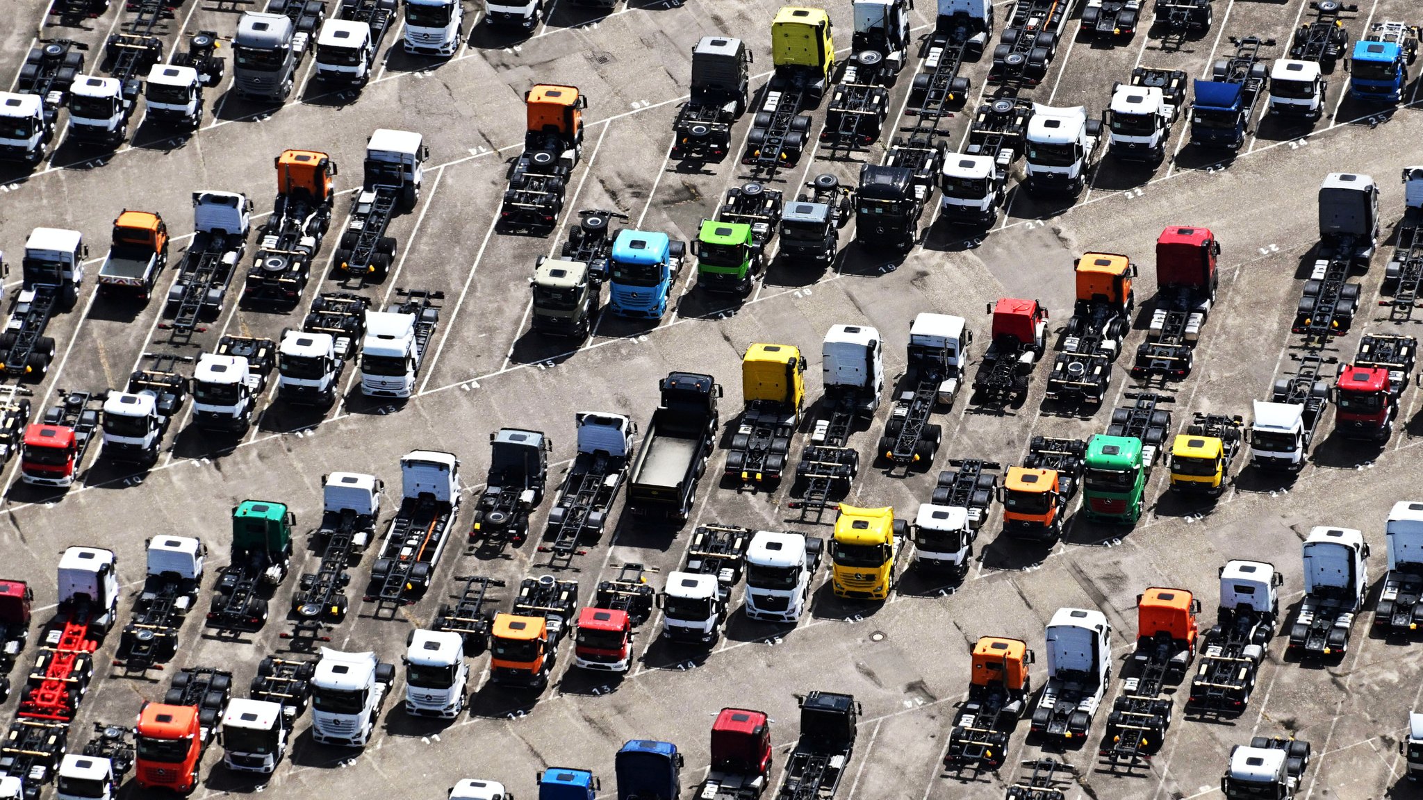 Die Autoindustrie baut Jobs ab, neue Werke entstehen im Ausland. Daimler Truck plant in Tschechien – auch wegen niedrigerer Kosten. | Bild: picture alliance/dpa | Uli Deck Die Autoindustrie baut Jobs ab, neue Werke entstehen im Ausland. Daimler Truck plant in Tschechien – auch wegen niedrigerer Kosten.