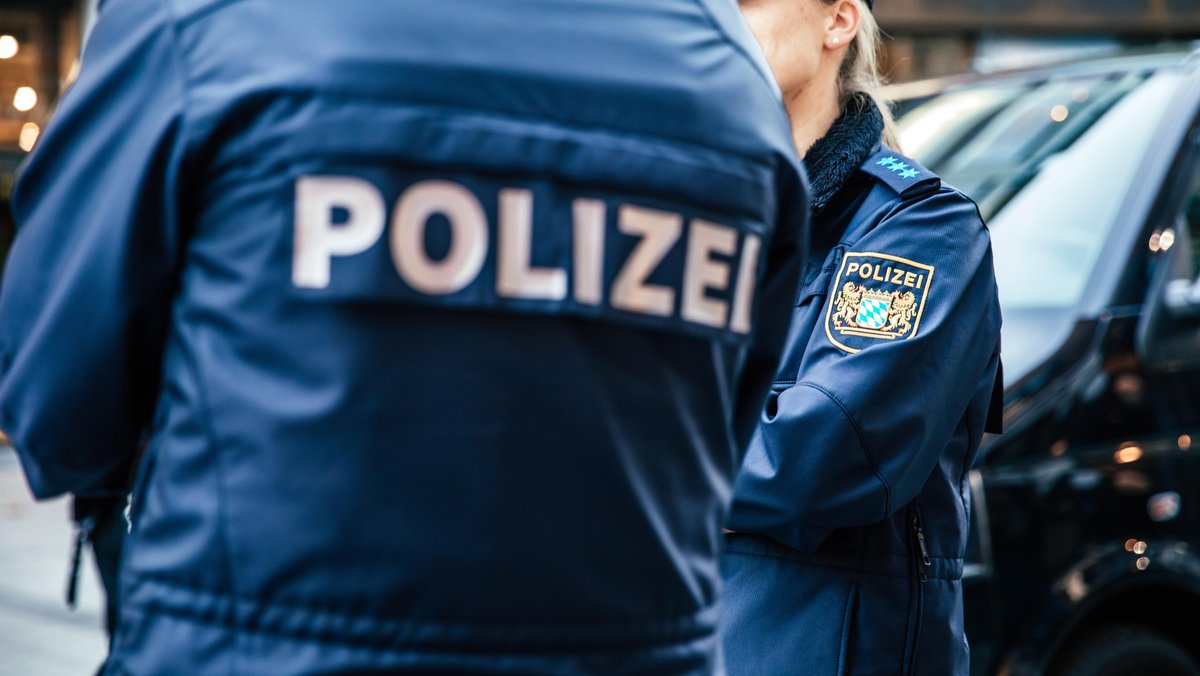 Ein Polizist steht in der Münchner Innenstadt.