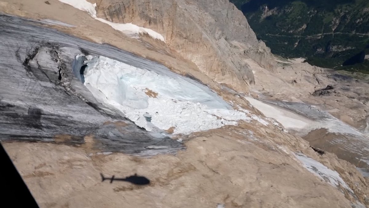 Nach dem Gletscherbruch im Marmolata Massiv in den Dolomiten werden immer noch fünf Menschen vermisst. 