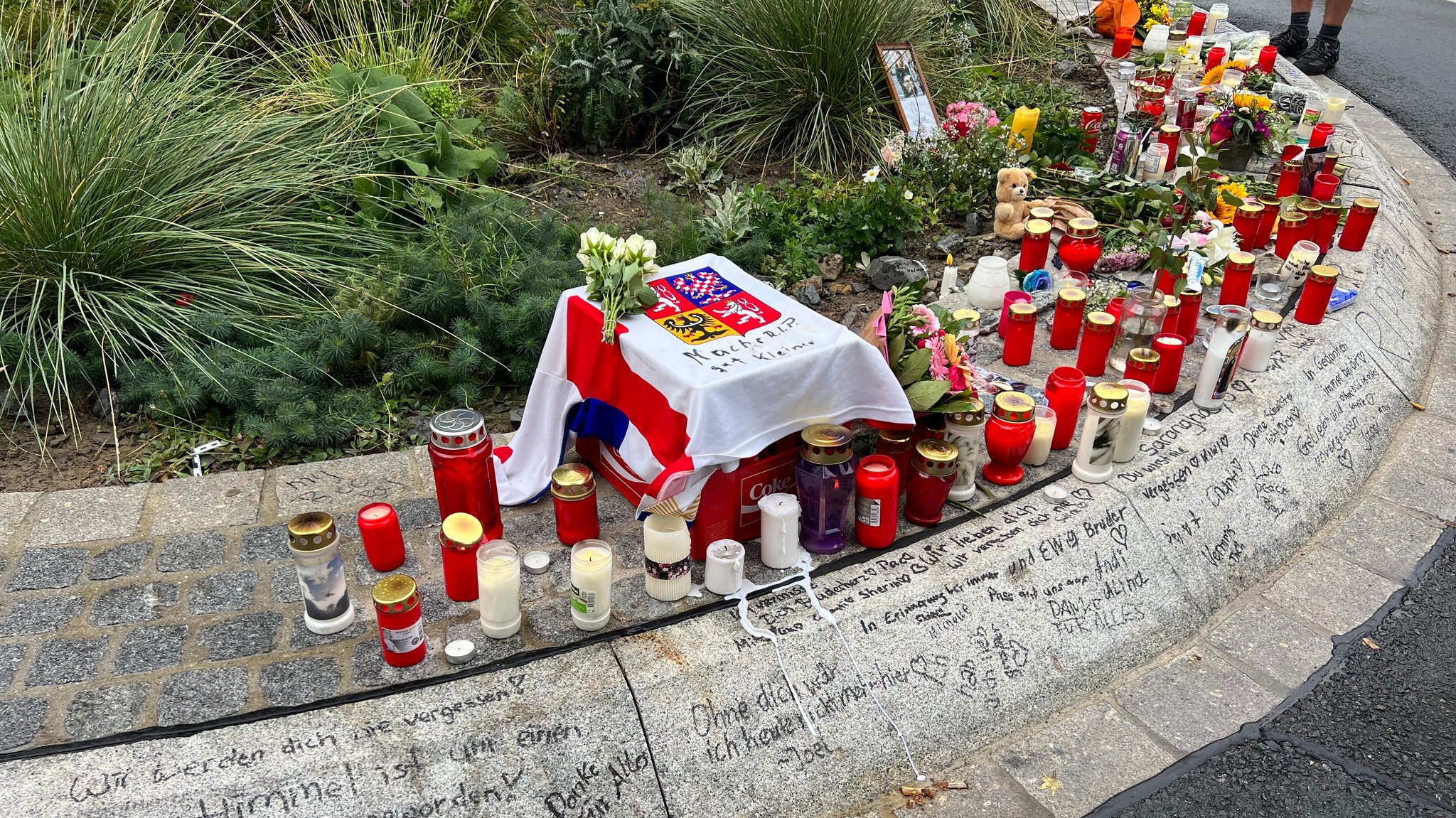 Blumen und Kerzen nahe des Tatorts der tödlichen Messerangriff in Würzburg.