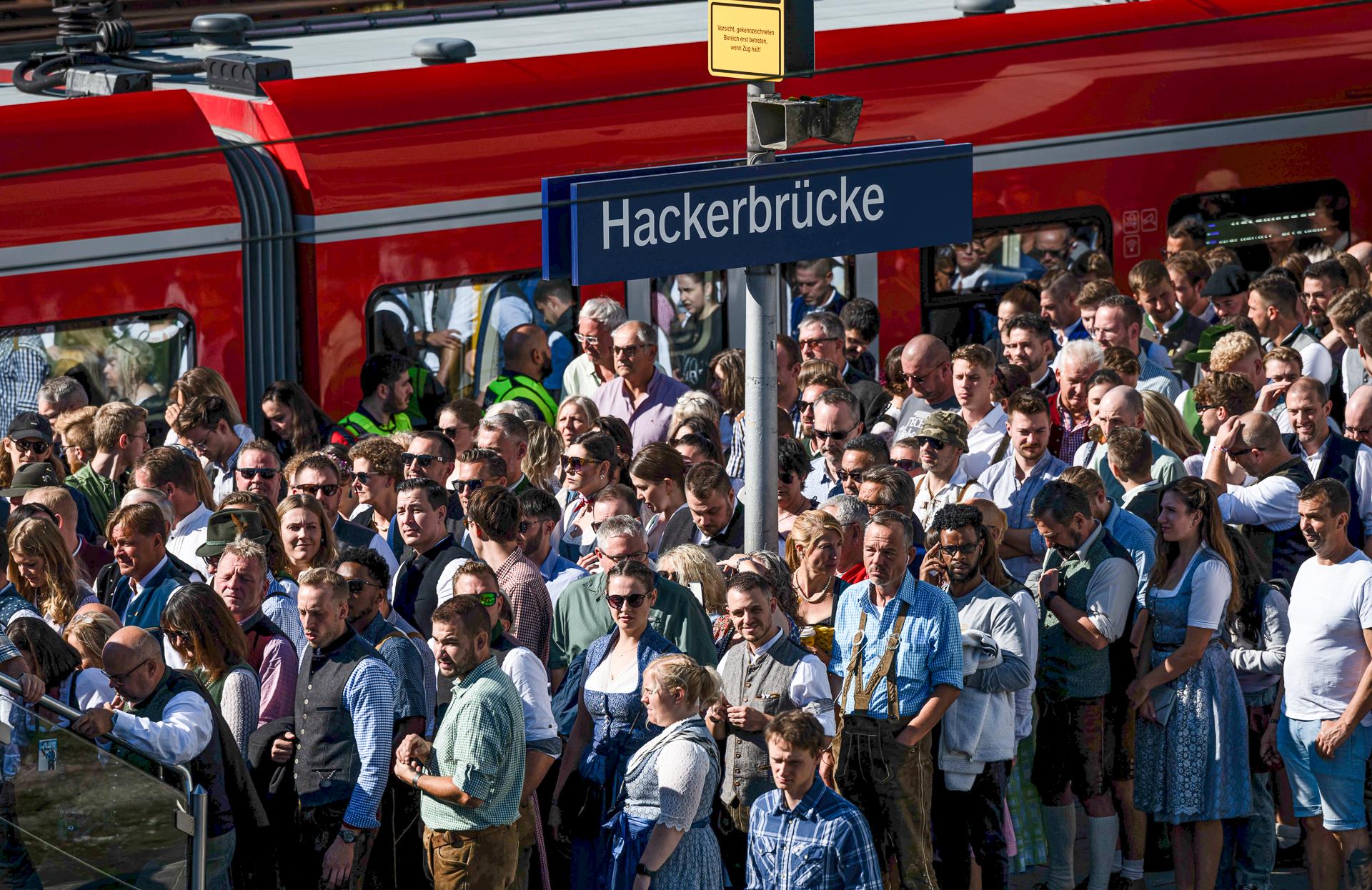 Oktoberfestbesucher stehen auf dem Weg zur Festwiese an der S-Bahn-Station Hackerbrücke (Archivbild vom 16.9.2023).