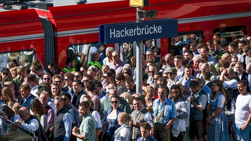 Oktoberfestbesucher stehen auf dem Weg zur Festwiese an der S-Bahn-Station Hackerbrücke (Archivbild vom 16.9.2023). | Bild: picture alliance/dpa/Lukas Barth Oktoberfestbesucher stehen auf dem Weg zur Festwiese an der S-Bahn-Station Hackerbrücke (Archivbild vom 16.9.2023).