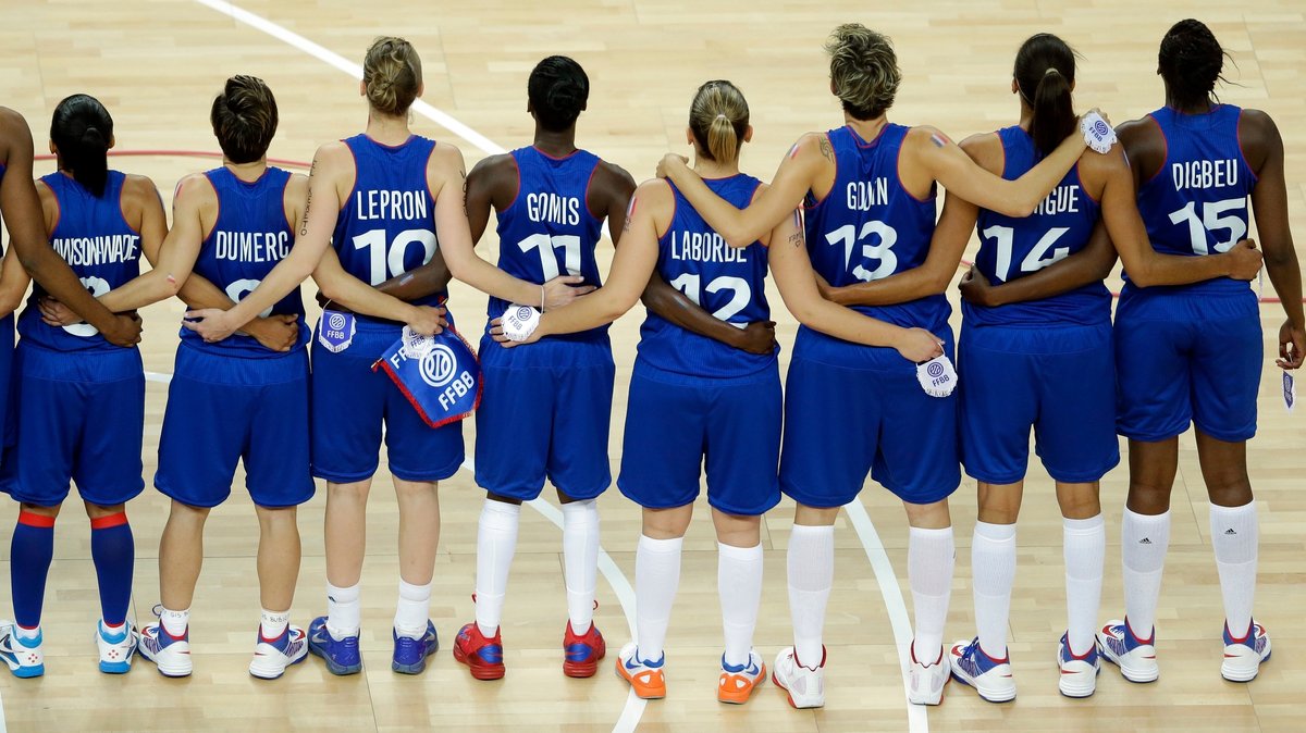 Basketballerinnen Arm in Arm: Eine Studie zeigt, dass Berührungen im Sport zu besseren Leistungen führen können. 