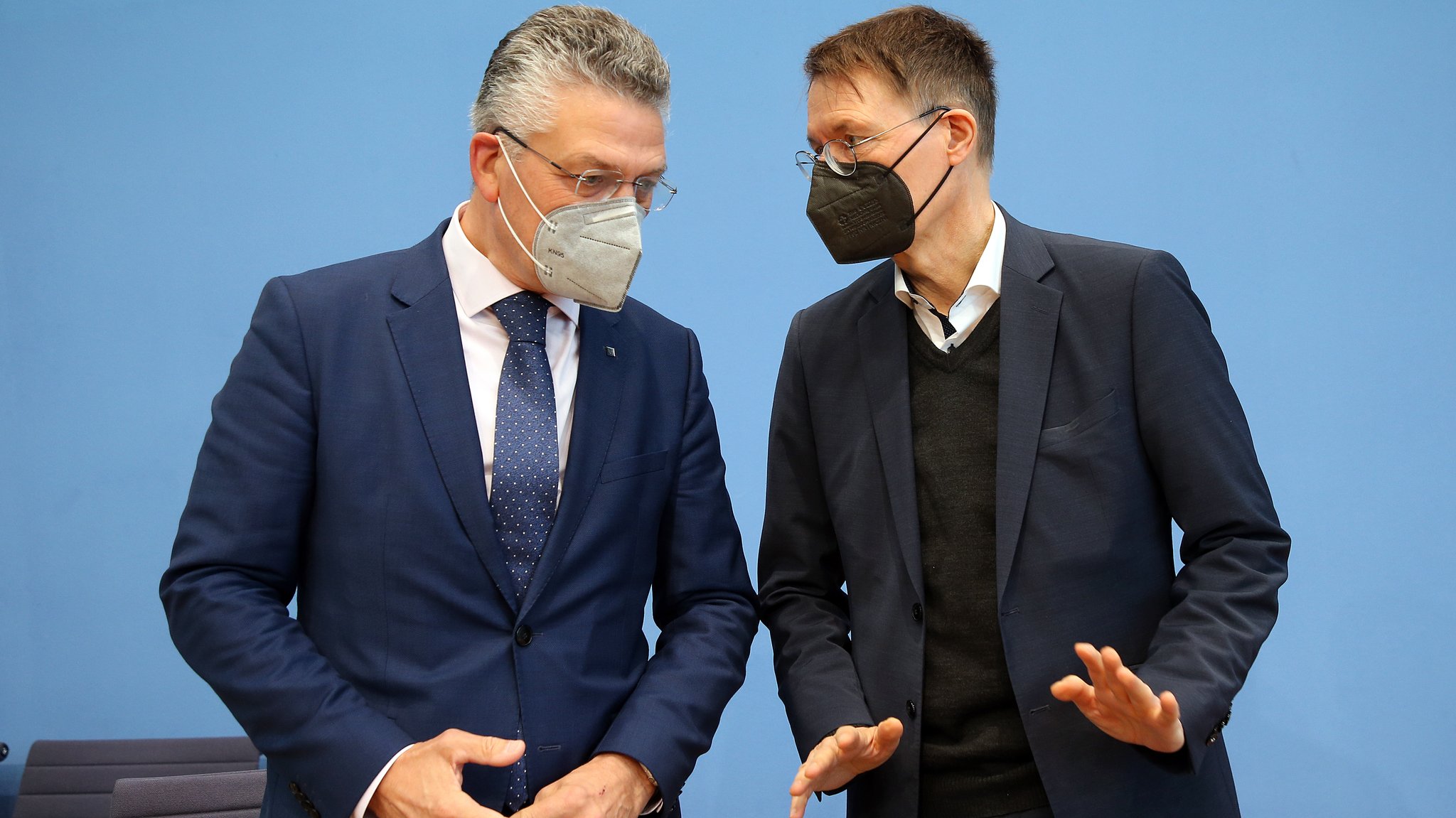 Lothar Wieler (l), Chef des RKI (Robert Koch-Institut), und Karl Lauterbach (SPD), Bundesgesundheitsminister, unterhalten sich im Haus der Bundespressekonferenz (Archivbild)