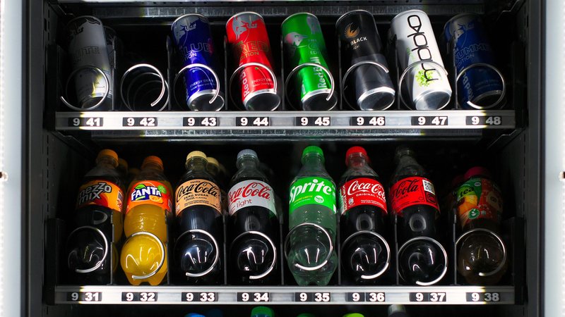 Softdrinks wie Cola und Limonaden liegen in einem Getränkekautomaten . | Bild: picture alliance/imageBROKER/Michael Weber Softdrinks wie Cola und Limonaden liegen in einem Getränkekautomaten .