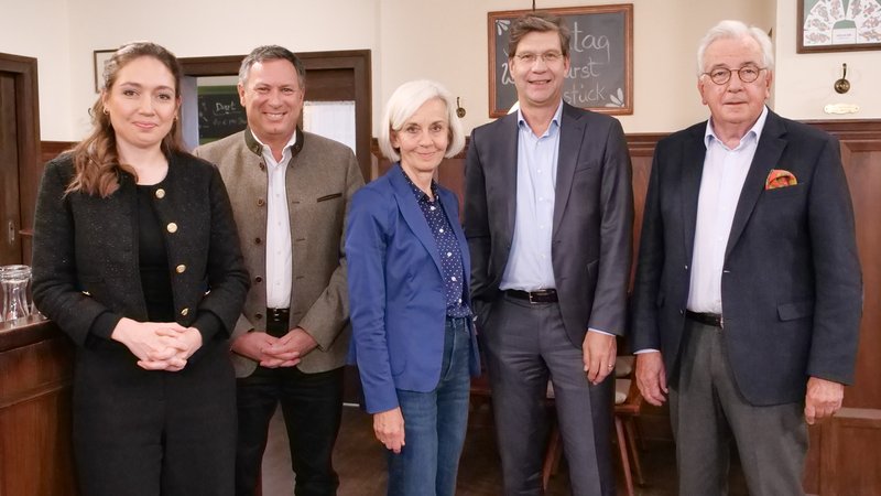 V.l.n.r.: Philippa Sigl-Glöckner, Klaus Bogenberger, Ursula Münch, Christoph Schwennicke, Hans-Werner Kilz | Bild: A.H. Schroll V.l.n.r.: Philippa Sigl-Glöckner, Klaus Bogenberger, Ursula Münch, Christoph Schwennicke, Hans-Werner Kilz