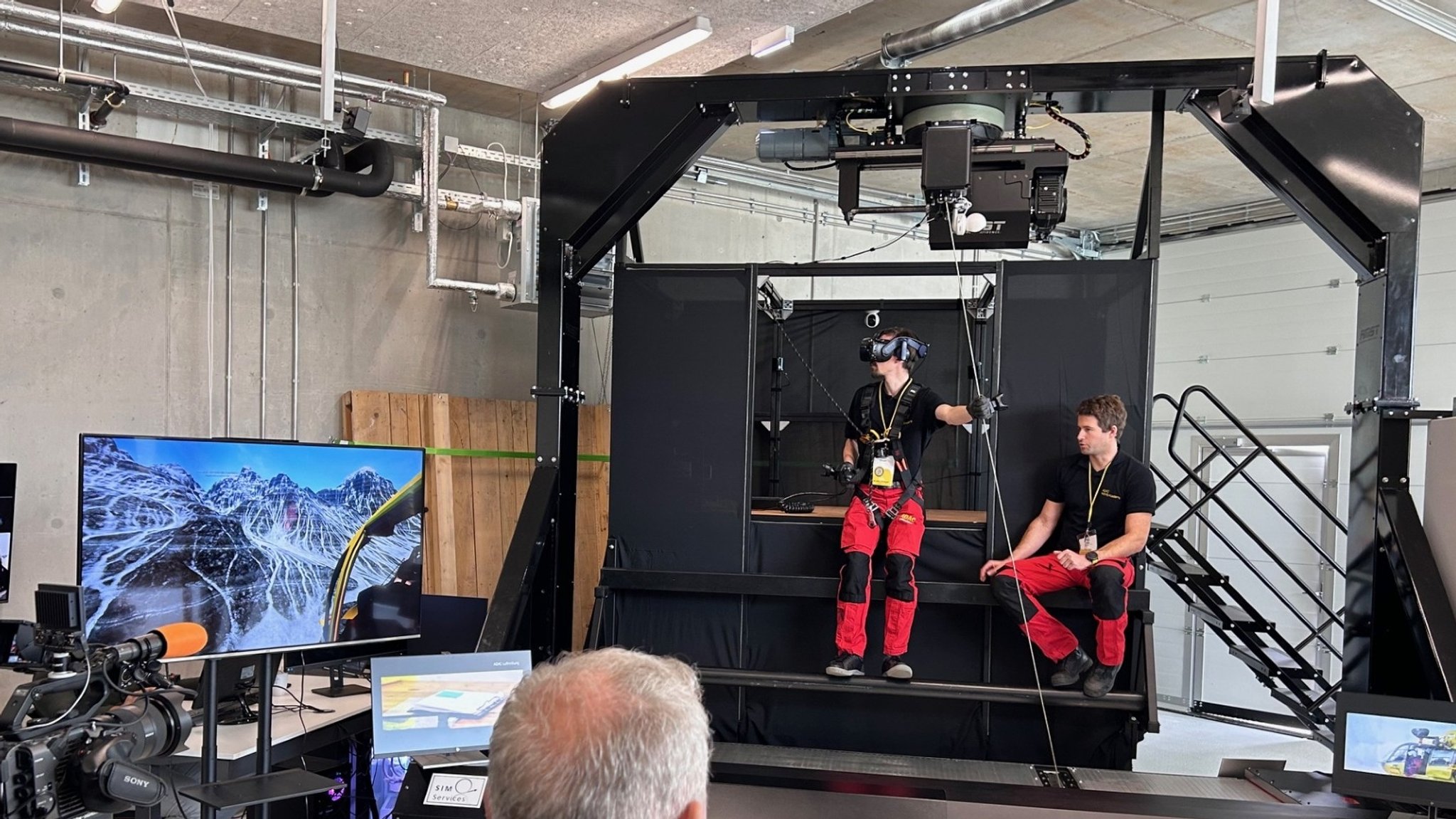 Die Flugbesatzung trainiert den Ernstfall einer Gebirgsrettung am neuartigen Simulator. | Bild: BR / Knoll Die Flugbesatzung trainiert den Ernstfall einer Gebirgsrettung am neuartigen Simulator.