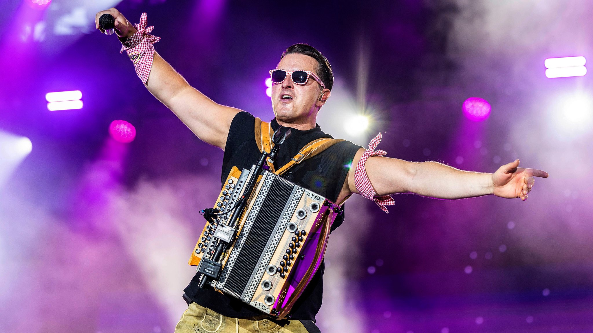 Andreas Gabalier live bei einem Konzert 'Dirndl-Wahnsinn-Hulapalu!' - Tour auf dem Domplatz. Erfurt, 25.08.2023 | Bild: picture alliance / Geisler-Fotopress | Michael Kremer/Geisler-Fotopress Andreas Gabalier live bei einem Konzert 'Dirndl-Wahnsinn-Hulapalu!' - Tour auf dem Domplatz. Erfurt, 25.08.2023