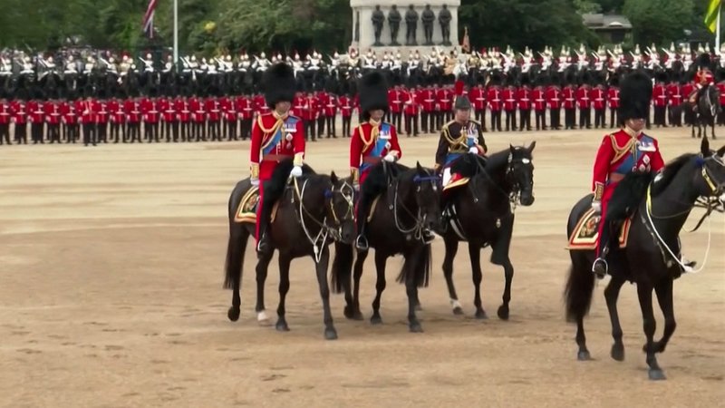 Zum ersten Mal hat der 74-Jährige als neuer britischer Monarch die traditionelle Parade "Trooping the Colour" abgenommen. 