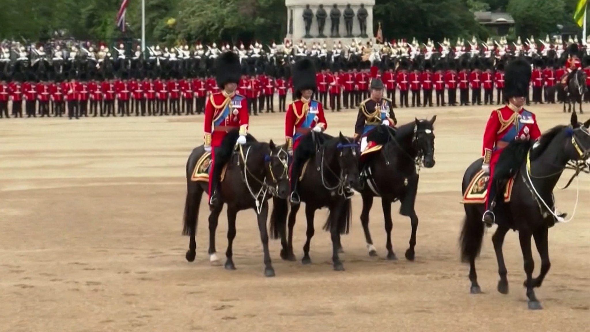 Zum ersten Mal hat der 74-Jährige als neuer britischer Monarch die traditionelle Parade "Trooping the Colour" abgenommen. 