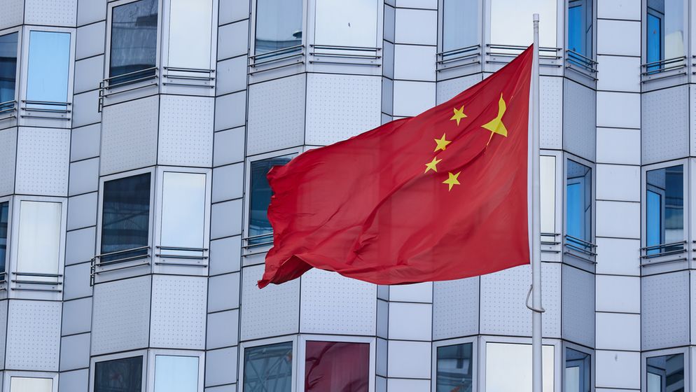 Fahne vor Chinas Botschaft in Berlin | Bild:pa/dpa/Joerg Carstensen