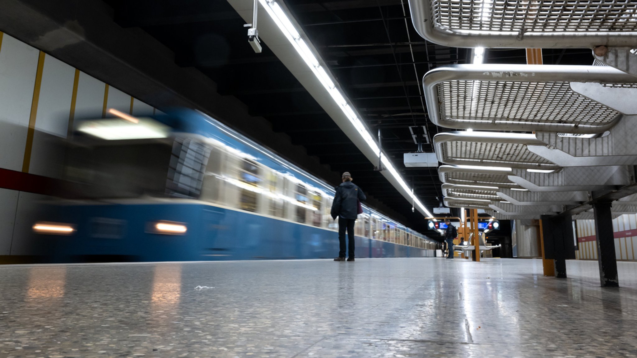 Die Münchner U-Bahn fährt in einen Bahnhof ein 