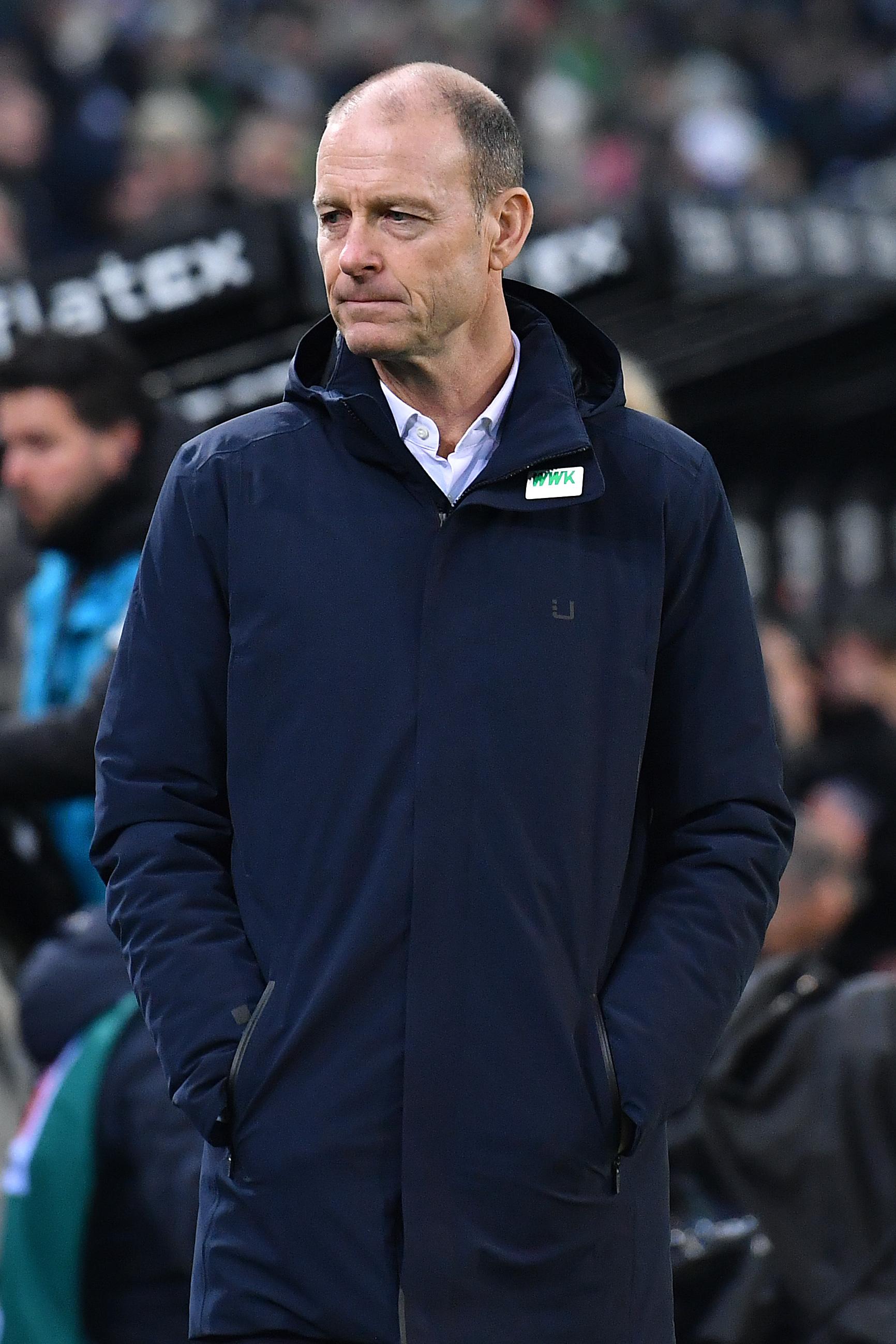FC Augsburg-Trainer Jess Thorup hat am 21. Januar während des Spiels des FCA gegen Borussia Mönchengladbach einen verkniffenen Gesichtsausdruck
