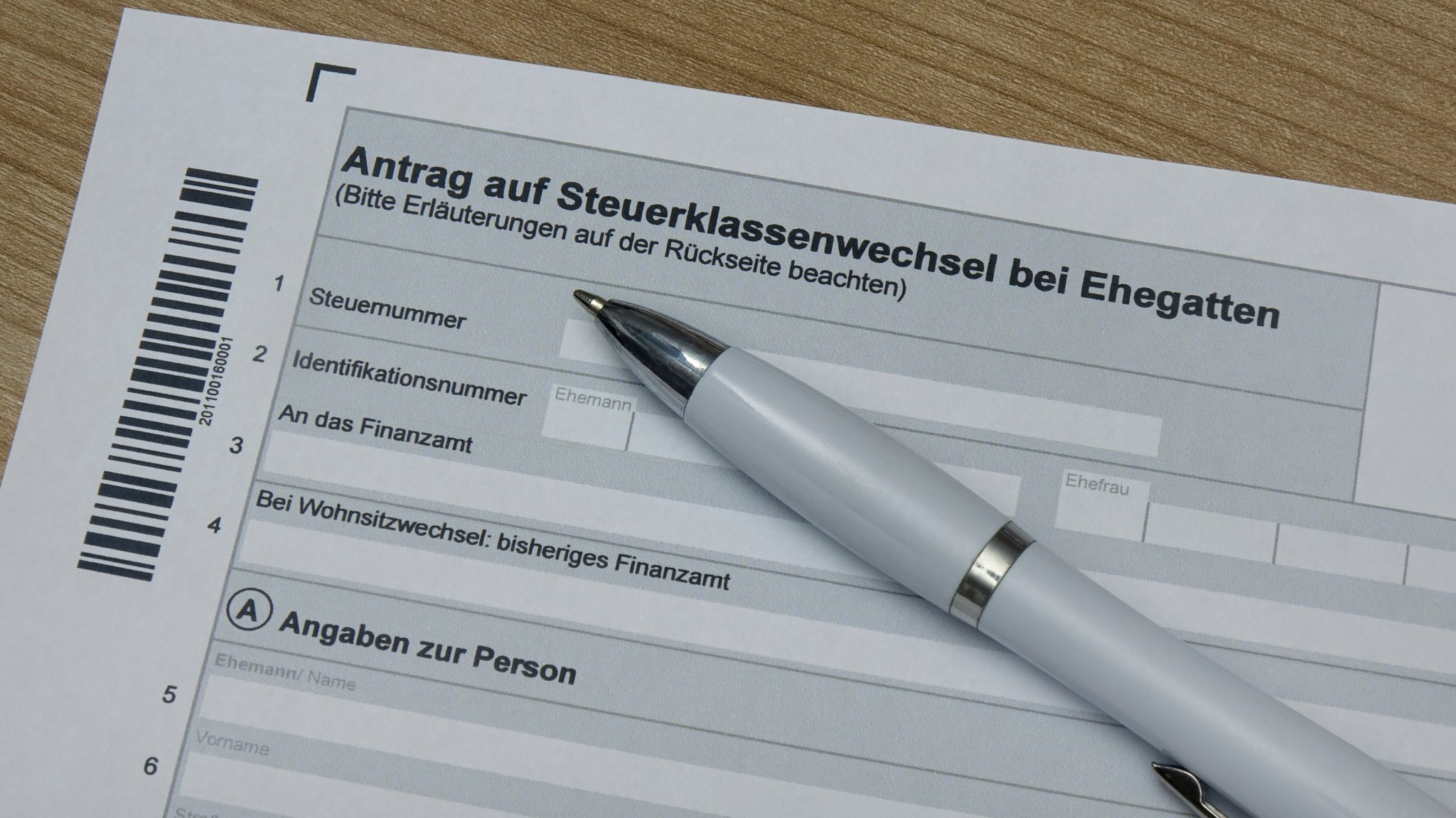 (Symbolbild) Auf einem Antrag auf Steuerklassenwechsel liegt ein Kugelschreiber.