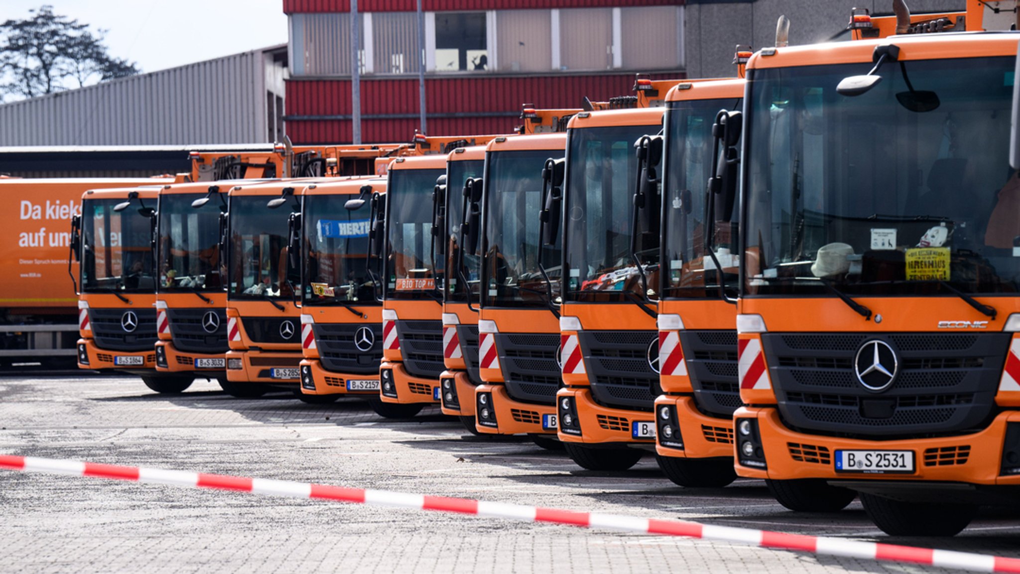 Zahlreiche Müllfahrzeuge stehen auf dem Gelände der Berliner Stadtreinigung (BSR) in Berlin-Neukölln