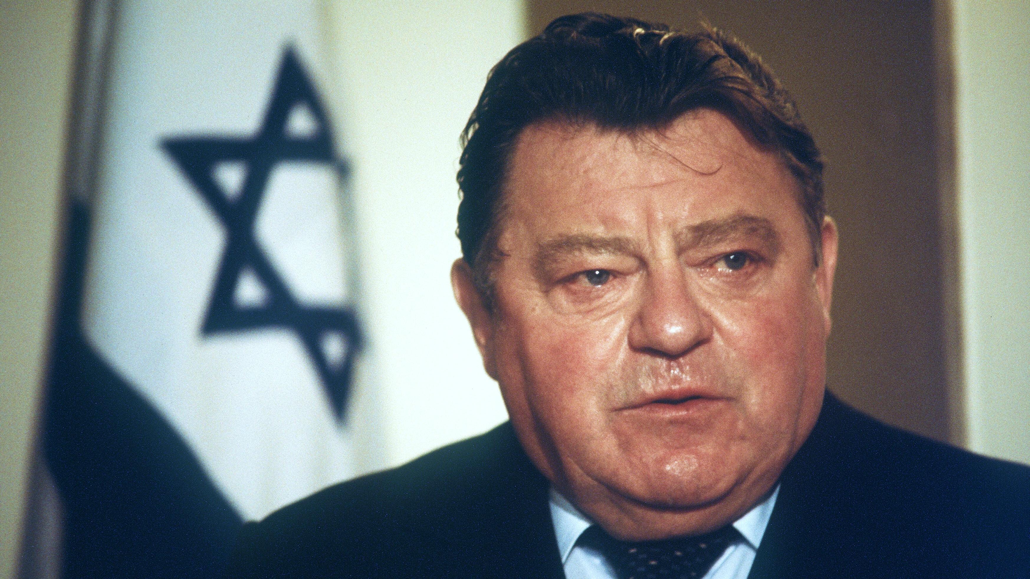 (Archivbild) Franz Josef Strauß, im Hintergrund verschwommen eine Israelflagge