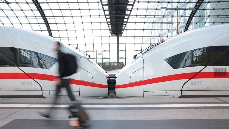Bei der Deutschen Bahn wird am Montag wegen eines großangelegten Warnstreiks der gesamte Fernverkehr bundesweit eingestellt. ( | Bild:dpa-Bildfunk/Jörg Carstensen