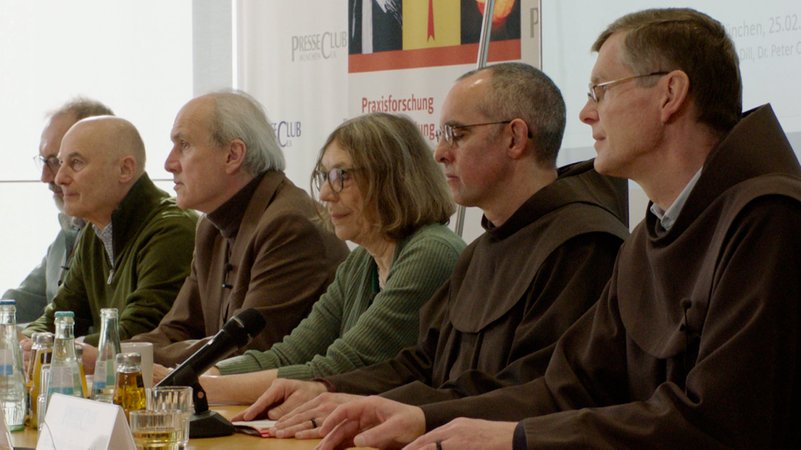 Betroffene, Wissenschaftler und Vertreter des Franziskaner Ordens im Münchner Presseclub. | Bild: BR Betroffene, Wissenschaftler und Vertreter des Franziskaner Ordens im Münchner Presseclub.