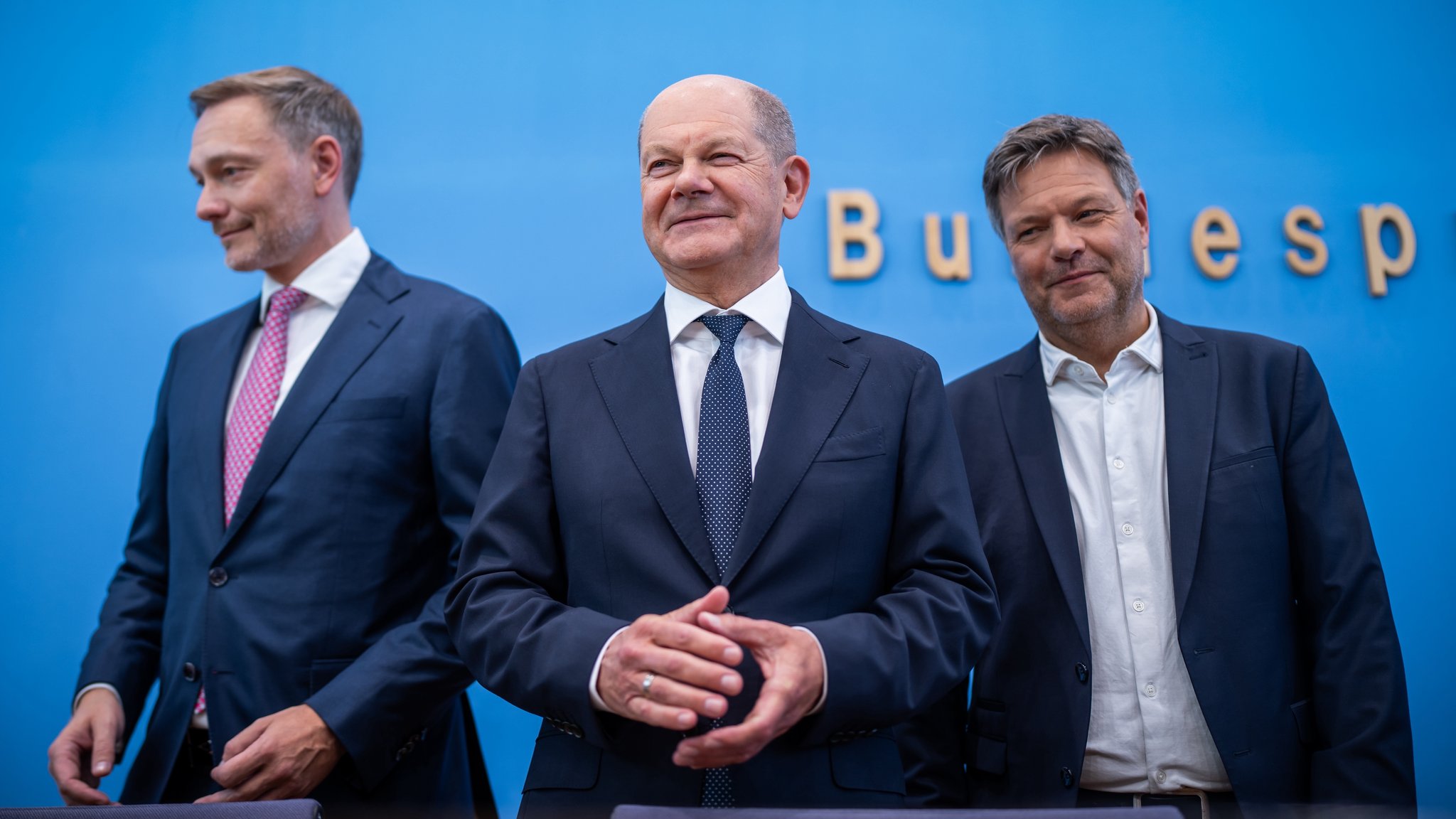 Bundeskanzler Olaf Scholz (SPD,M) Robert Habeck (Bündnis 90/Die Grünen , r), Bundesminister für Wirtschaft und Klimaschutz, und Christian Lindner (FDP), Bundesminister der Finanzen, nehmen an einer Pressekonferenz zum Haushaltsplan 2025 teil