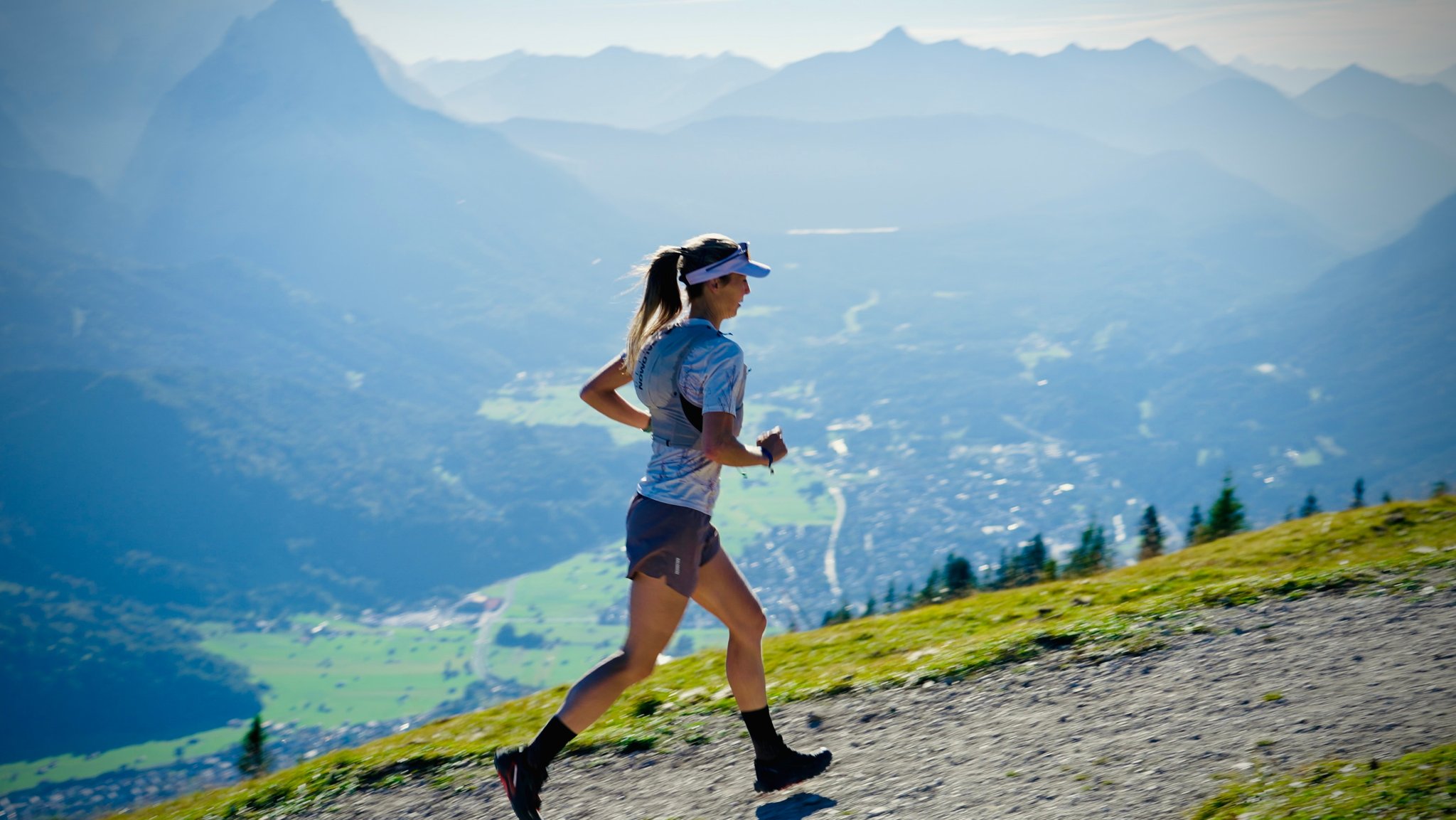 Eva-Maria Sperger trainiert am Gipfel des Wank, im Hintergrund der Blick auf Garmisch-Partenkirchen