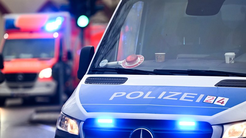 Ein Polizeiauto und ein Rettungswagen mit Blaulicht. | Bild: dpa-Bildfunk/Jens Kalaene Ein Polizeiauto und ein Rettungswagen mit Blaulicht.