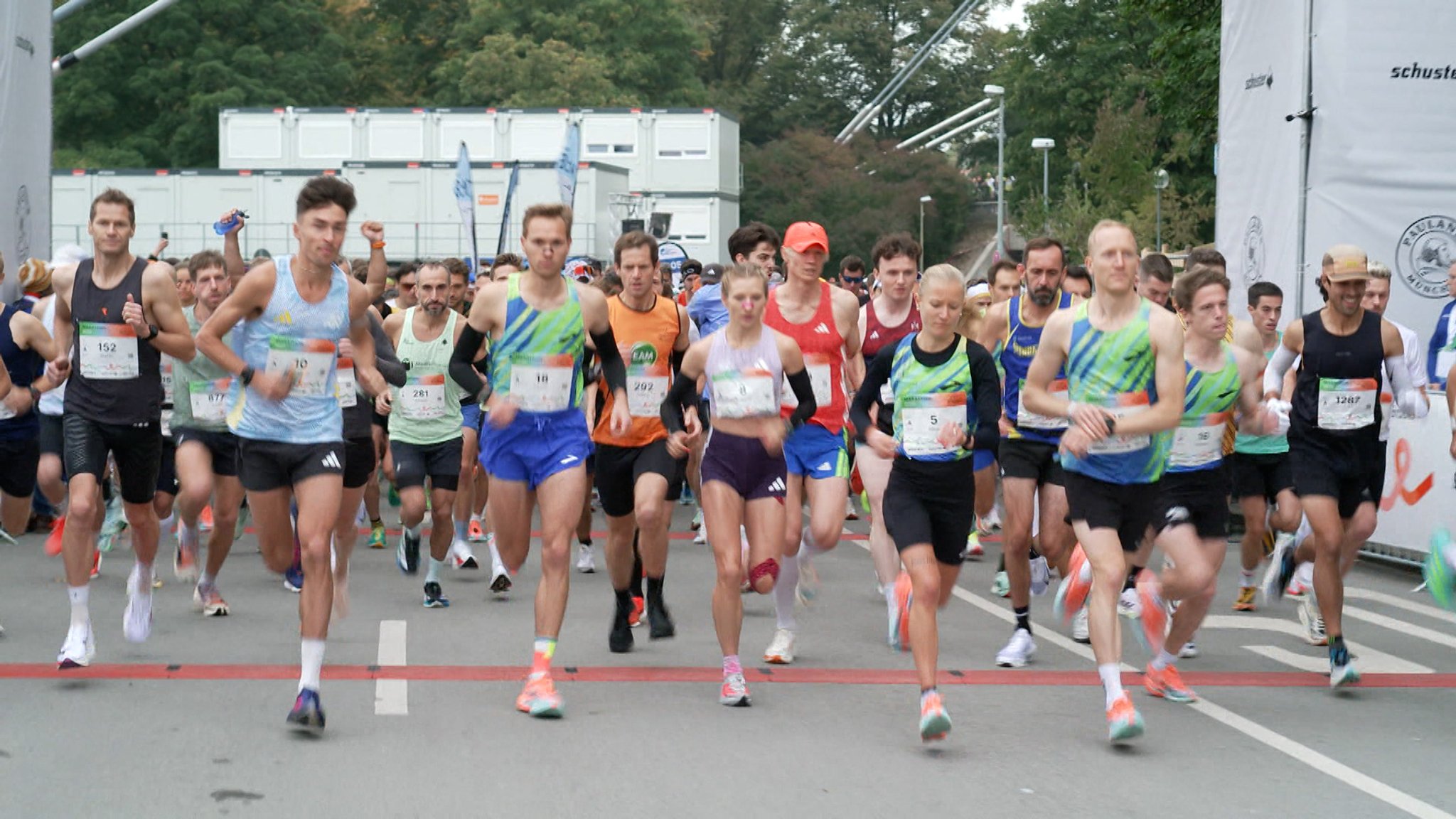 Knapp 29.000 Teilnehmer und rund 150.000 Zuschauer: Der München-Marathon hat in diesem Jahr alle Rekorde gebrochen. | Bild: BR Knapp 29.000 Teilnehmer und rund 150.000 Zuschauer: Der München-Marathon hat in diesem Jahr alle Rekorde gebrochen.