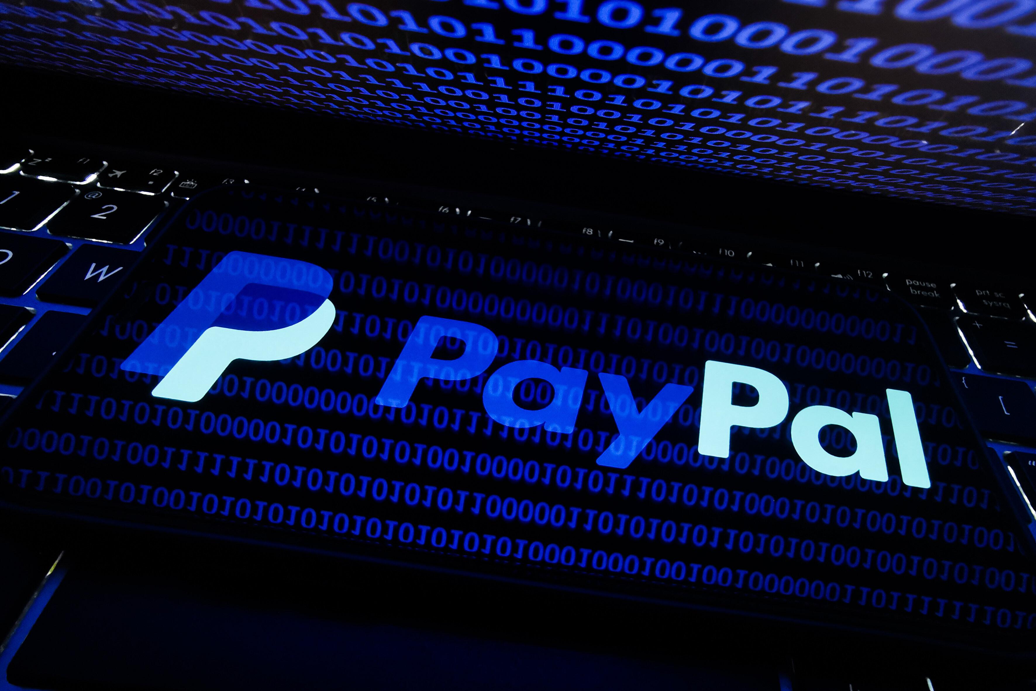 Paypal-Logo auf schwarz-blauem Bildschirm mit vielen Nullen und Einsen.