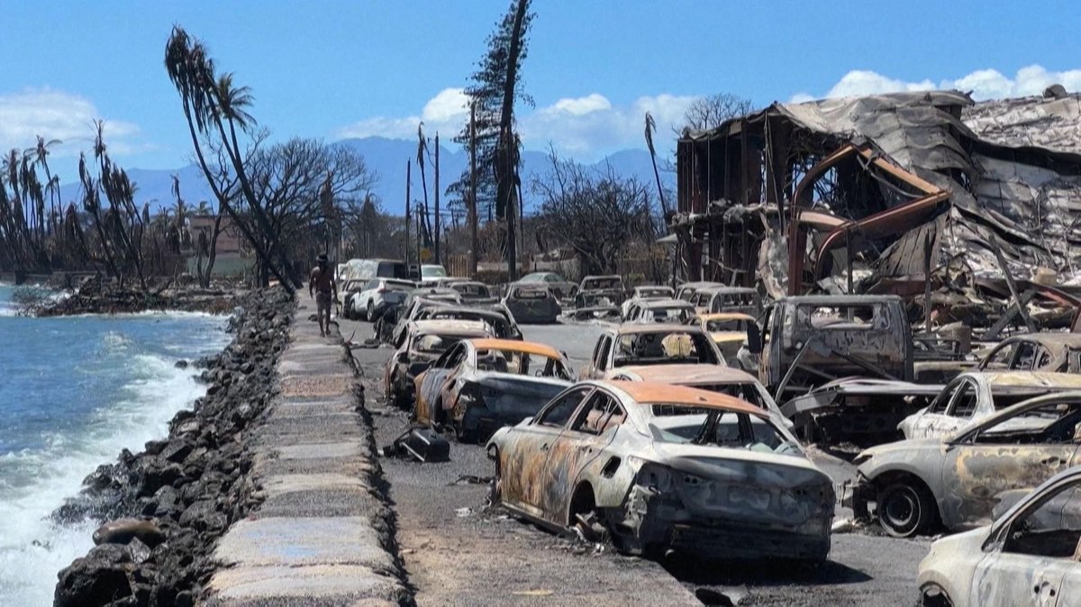 Nach den schweren Bränden ist die Zahl der Todesopfer weiter gestiegen. 93 Menschen kamen bislang auf Maui in den Flammen ums Leben.
