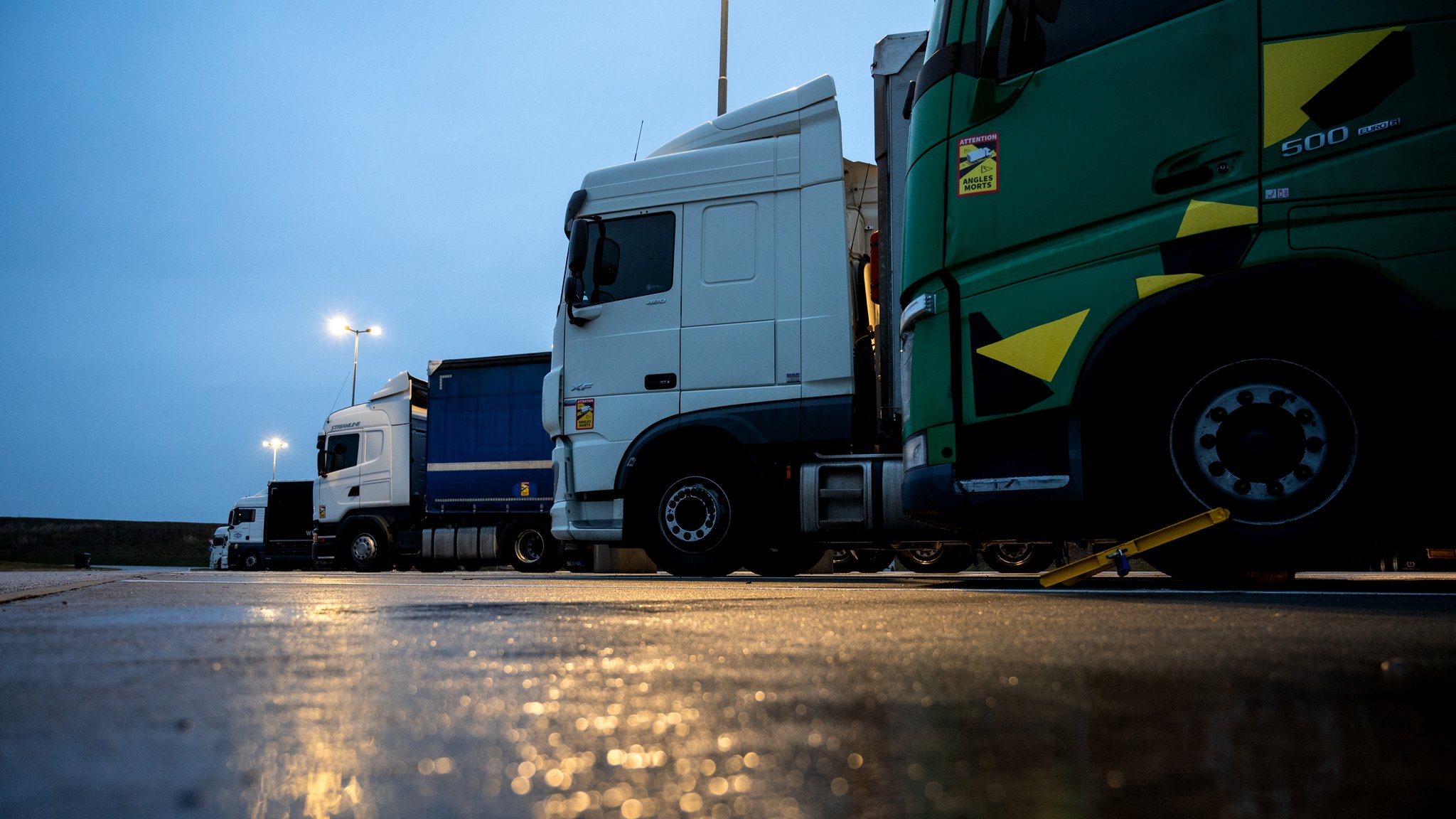 Wegen Lkw-Fahrer-Mangel: Lieferengpässe zu Weihnachten? 