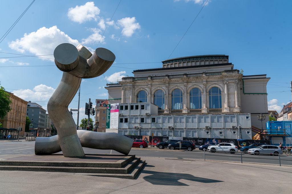 DAs Staatstheater Augsburg am Kennedyplatz wird renoviert.  Davor die Skulptur "Ostern" von Matschinsky-Denninghoff, geschweißte Chromnickelstahl-Röhren. 