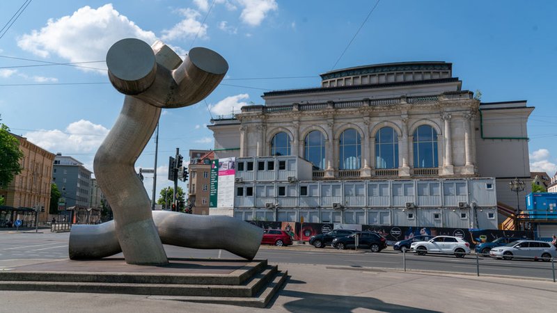 DAs Staatstheater Augsburg am Kennedyplatz wird renoviert.  Davor die Skulptur "Ostern" von Matschinsky-Denninghoff, geschweißte Chromnickelstahl-Röhren. 