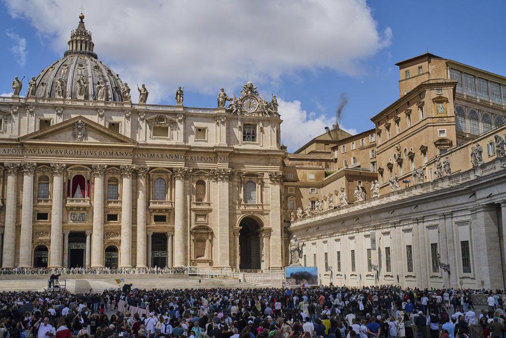 08.05.2025, Vatikan, Vatikanstadt: Schwarzer Rauch quillt aus dem Schornstein (hinten,r) der Sixtinischen Kapelle während des Konklaves zur Wahl eines neuen Papstes im Vatikan. Foto: Bernat Armangue/AP/dpa +++ dpa-Bildfunk +++