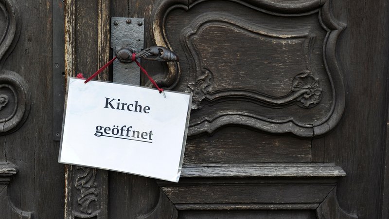 Auch in der Urlaubszeit wollen die Kirchen ihre Angebote aufrechterhalten. Wenn der Pfarrer verreist ist, kommt oft ein Austauschpfarrer. | Bild: picture alliance / dpa | Boris Roessler Auch in der Urlaubszeit wollen die Kirchen ihre Angebote aufrechterhalten. Wenn der Pfarrer verreist ist, kommt oft ein Austauschpfarrer.