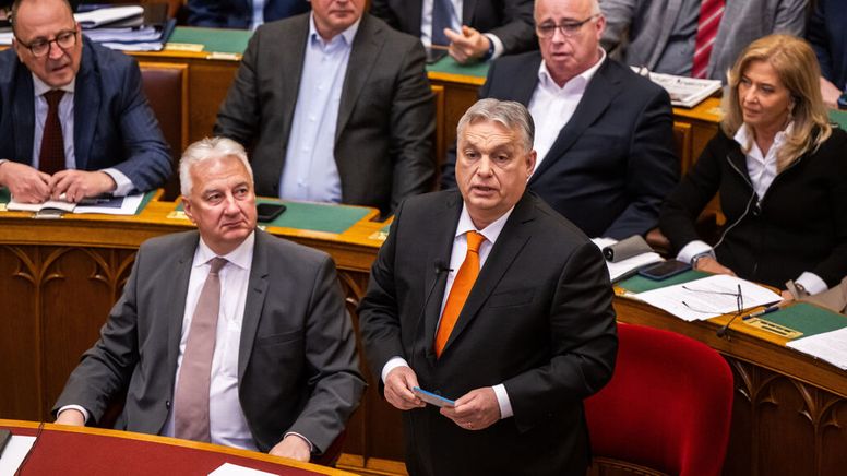 26.02.2024, Ungarn, Budapest: Der ungarische Premierminister Viktor Orban (r) spricht während der Parlamentssitzung vor der Abstimmung über die Ratifizierung der schwedischen NATO-Mitgliedschaft. Foto: Marton Monus/dpa +++ dpa-Bildfunk +++ | Bild:dpa-Bildfunk/Marton Monus