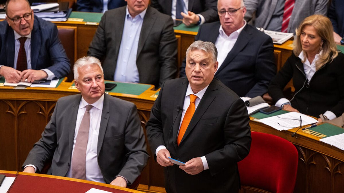 26.02.2024, Ungarn, Budapest: Der ungarische Premierminister Viktor Orban (r) spricht während der Parlamentssitzung vor der Abstimmung über die Ratifizierung der schwedischen NATO-Mitgliedschaft. Foto: Marton Monus/dpa +++ dpa-Bildfunk +++