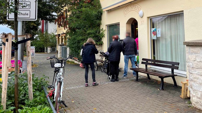 Menschen stehen vor der "Speis" in Gunzenhausen Schlange. | Bild:BR/Vera Held