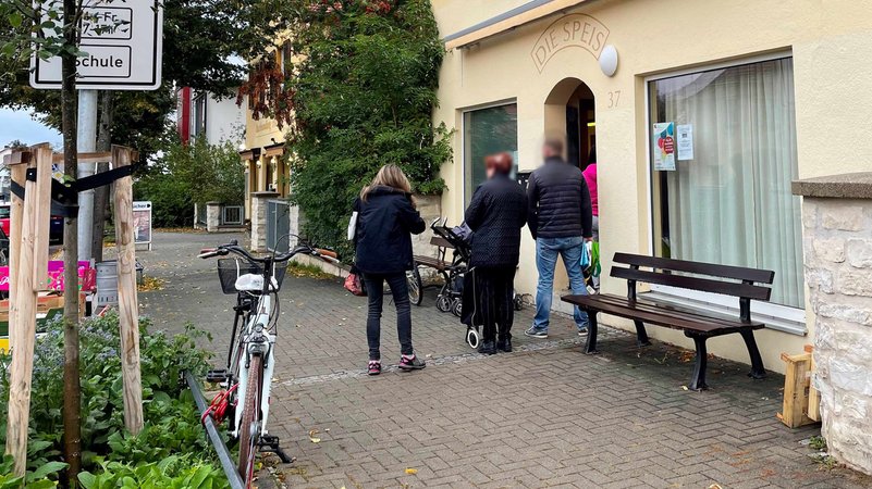 Menschen stehen vor der "Speis" in Gunzenhausen Schlange.