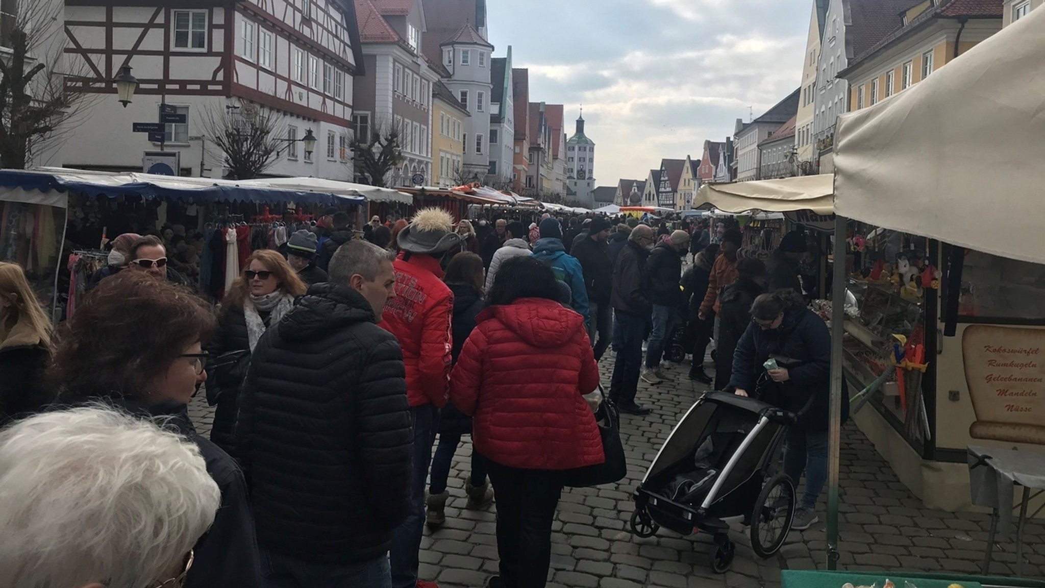 Viele Menschen drängen sich zwischen den Buden am Fastenmarkt in Günzburg