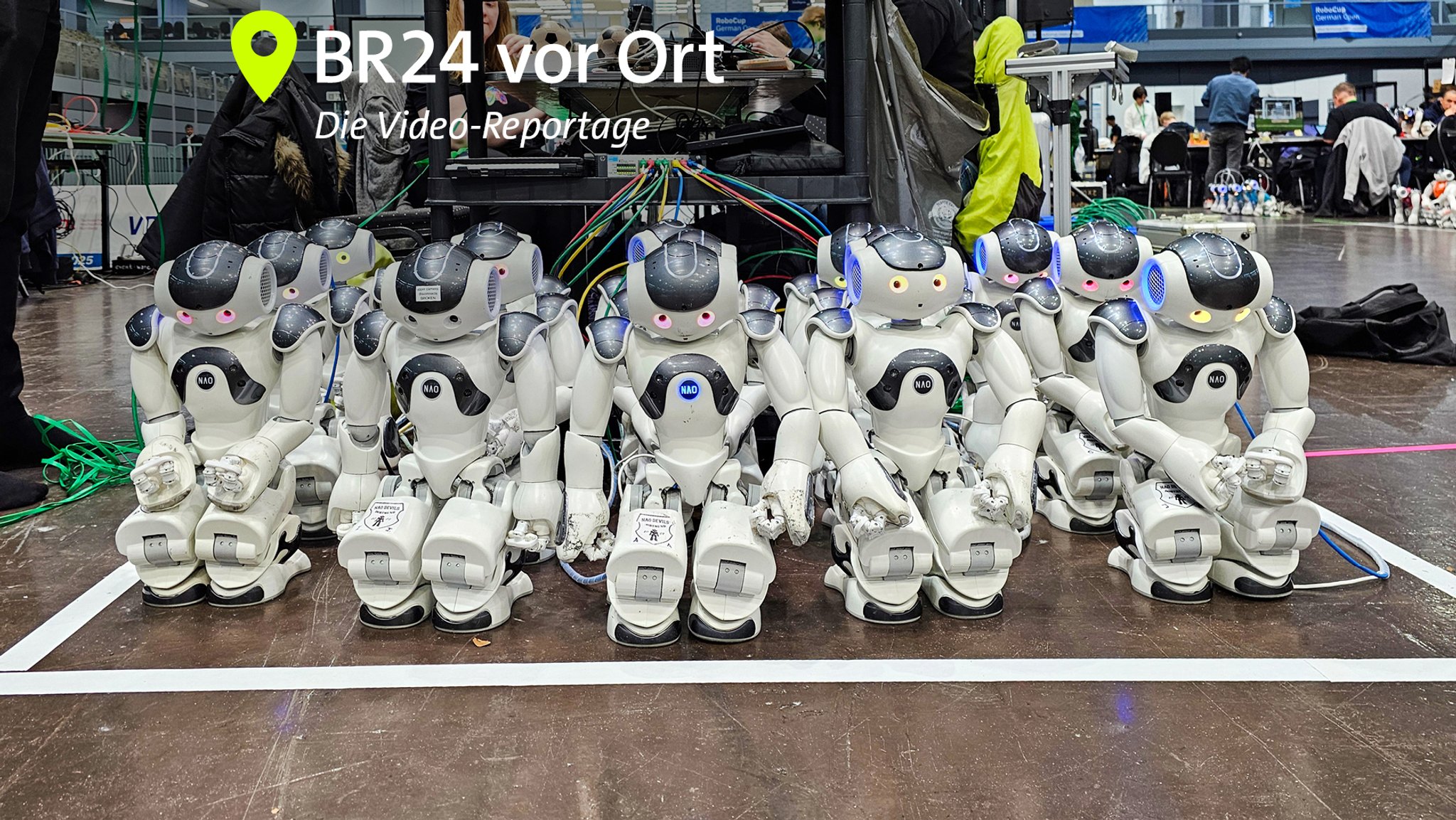 Ein Team aus autonomen Robotern wartet beim RoboCup Nürnberg auf sein nächstes Spiel